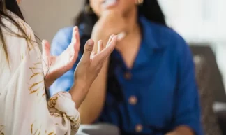 2 people engaged in conversation